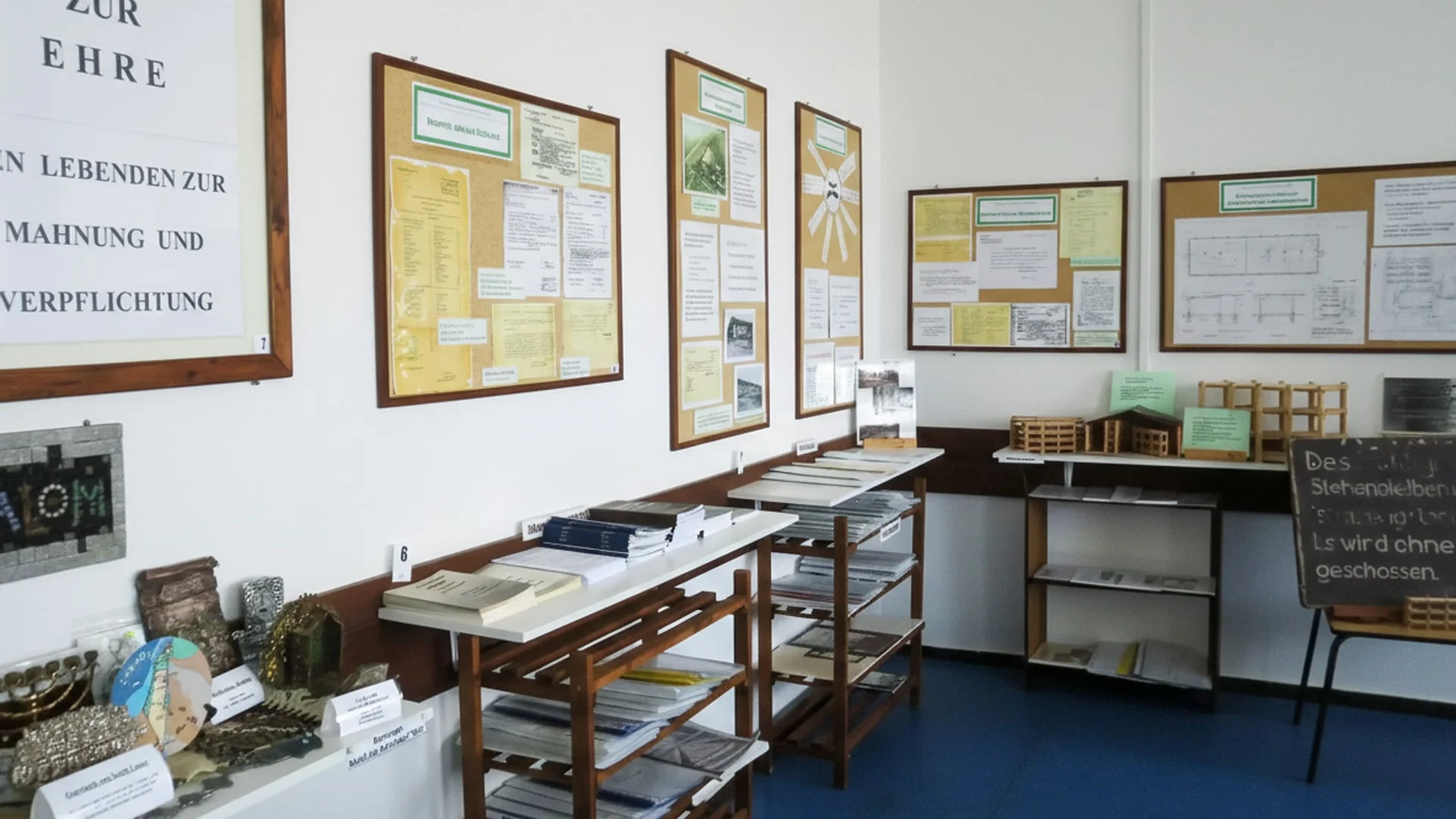 Blick in die Dauerausstellung im Gemeindehaus Rehmsdorf