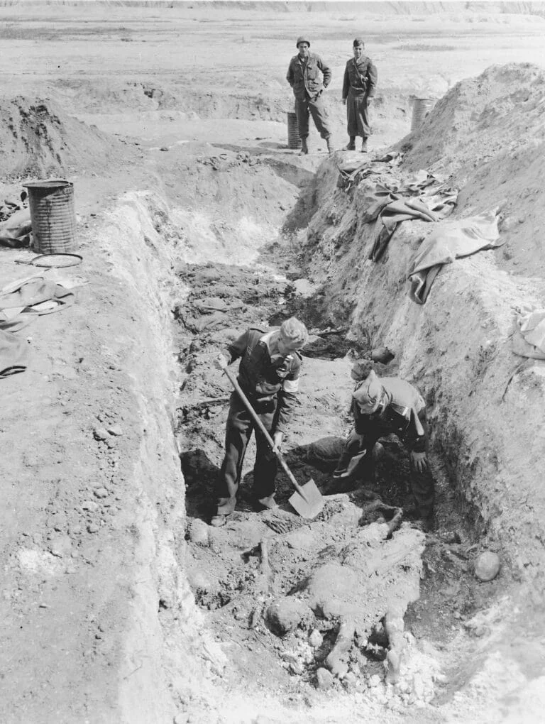 Amerikansiche Soldaten an einem Massengrab